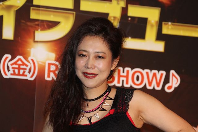 椿鬼奴のシンディ・ローパー風ダンス！フォトギャラリー（4枚目）