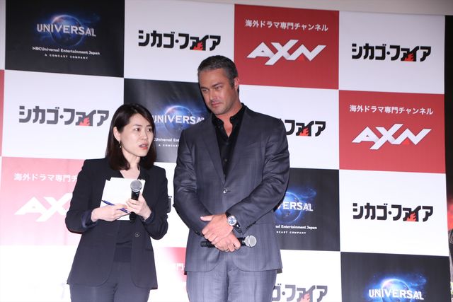 「シカゴ・ファイア」テイラー・キニーが初来日！法被姿でゴキゲン（全12枚）（2枚目）