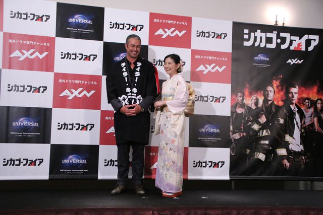 「シカゴ・ファイア」テイラー・キニーが初来日！法被姿でゴキゲン（全12枚）（8枚目）