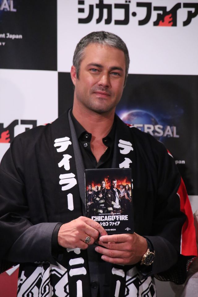 「シカゴ・ファイア」テイラー・キニーが初来日！法被姿でゴキゲン（全12枚）（10枚目）