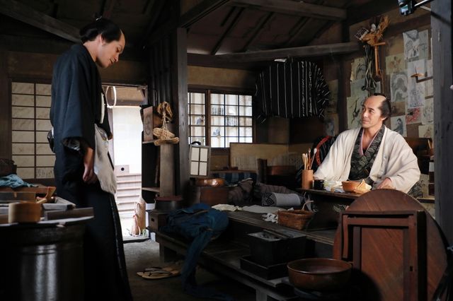 阿部寛『HOKUSAI』北斎導くキーマン・蔦屋重三郎場面写真：フォトギャラリー