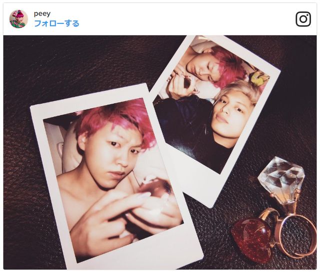 【画像】ぺえ、すっぴんベッド写真が別人すぎる！隣の金髪イケメンは？（2枚目）