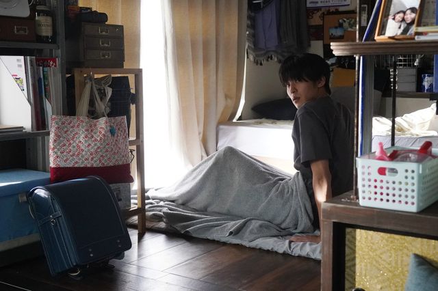 独りぼっちで目覚める夏（目黒蓮）…「海のはじまり」最終回場面写真（2枚目）