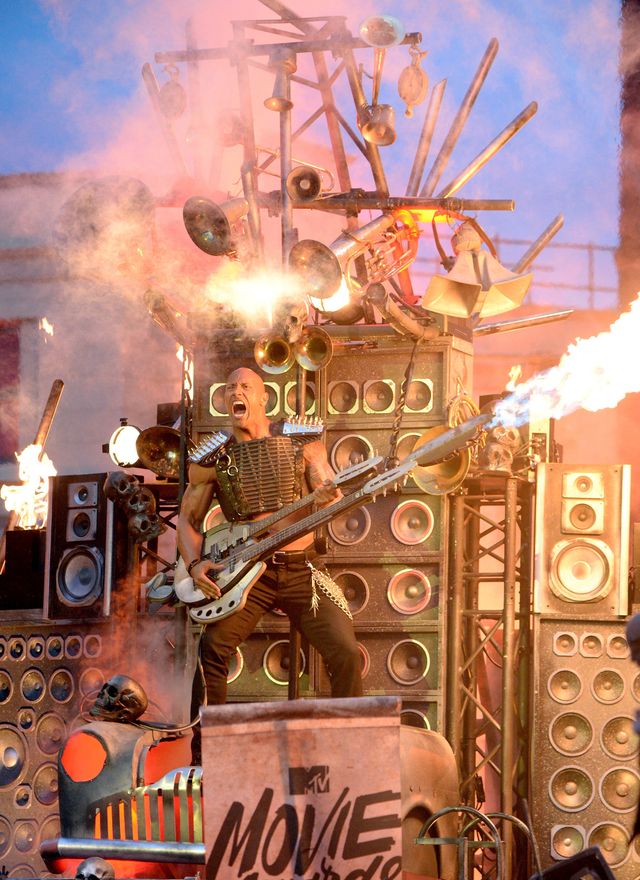 激しいリメイクになりそう…！ - MTVムービーアワードの授賞式で火吹きギターを弾くドウェイン・ジョンソン
