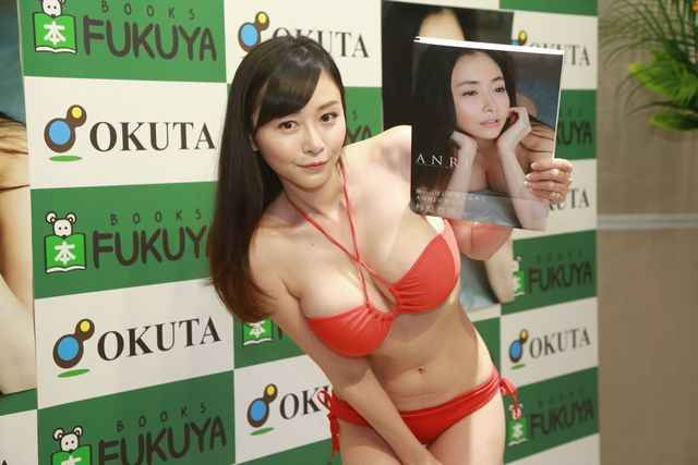 グラドル杉原杏璃34歳の誕生日に笑顔！　得意の財テクは「東京で家を買えるくらいは…」　画像ギャラリー（11枚目）
