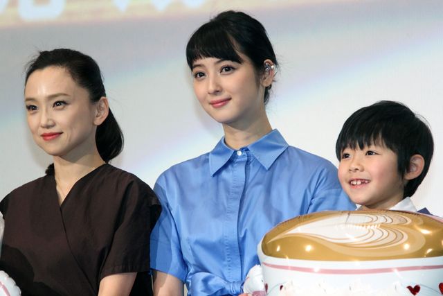 永作博美、佐々木希らの最高の笑顔！『さいはてにて～やさしい香りと待ちながら～』完成披露舞台あいさつフォトギャラリー（8枚目）