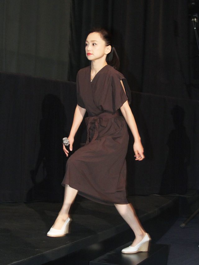 永作博美、佐々木希らの最高の笑顔！『さいはてにて～やさしい香りと待ちながら～』完成披露舞台あいさつフォトギャラリー（11枚目）