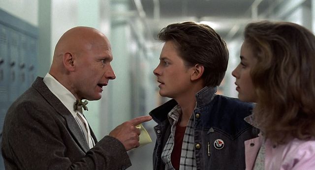 『バック・トゥ・ザ・フューチャー』ジェームズ・トルカンさんが演じたストリックランド教頭（左）