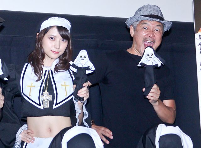 美人コスプレイヤー桃月なしこ、ヘソ出しシスター衣装で悩殺！（2枚目）