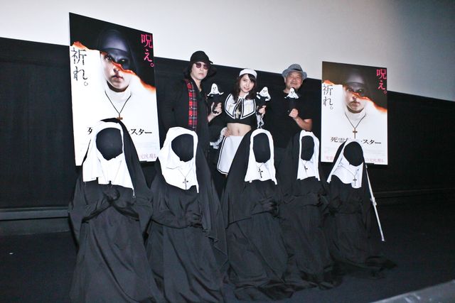 美人コスプレイヤー桃月なしこ、ヘソ出しシスター衣装で悩殺！（5枚目）