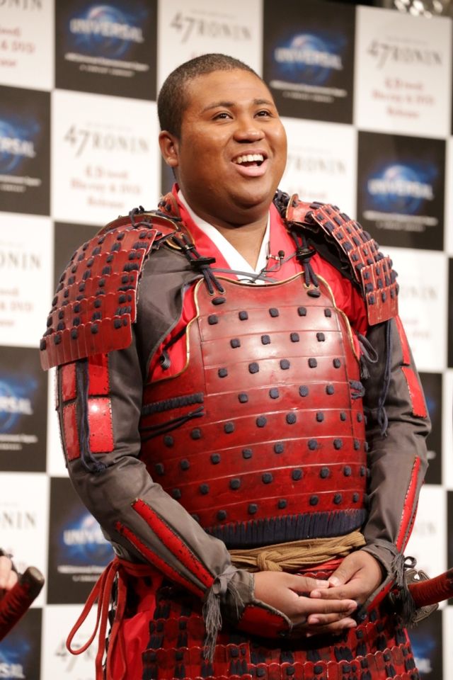 ハーフ芸人らが、真っ赤なよろい姿で登場！『47RONIN』のブルーレイ&DVD発売イベントフォトギャラリー：フォトギャラリー