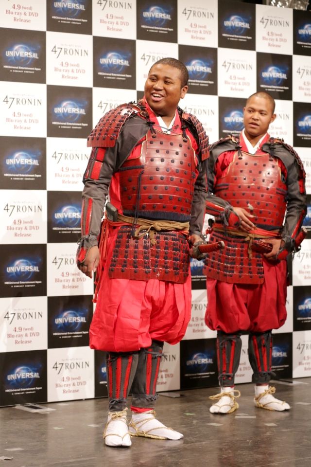 ハーフ芸人らが、真っ赤なよろい姿で登場！『47RONIN』のブルーレイ&DVD発売イベントフォトギャラリー（2枚目）
