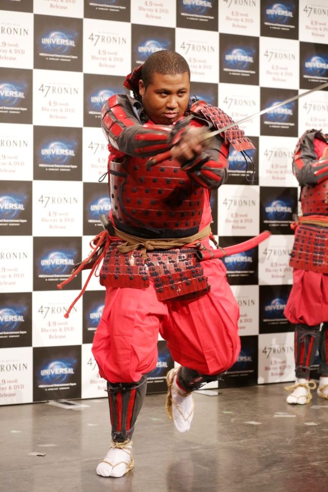 ハーフ芸人らが、真っ赤なよろい姿で登場！『47RONIN』のブルーレイ&DVD発売イベントフォトギャラリー（3枚目）