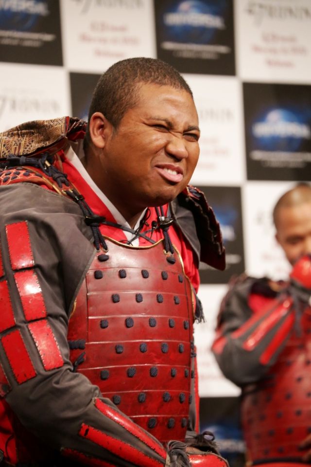 ハーフ芸人らが、真っ赤なよろい姿で登場！『47RONIN』のブルーレイ&DVD発売イベントフォトギャラリー（4枚目）