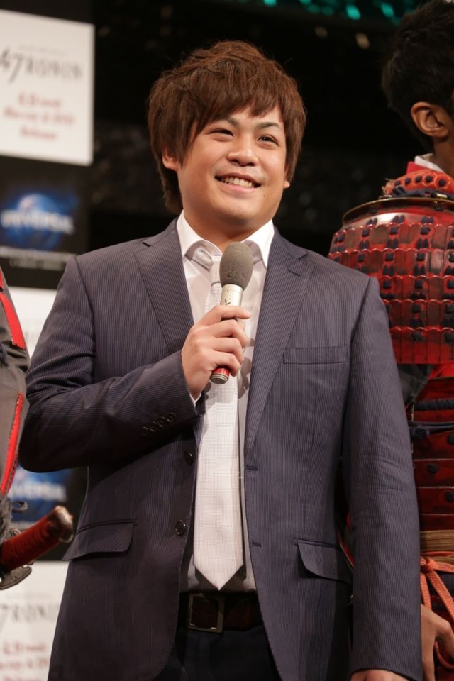 ハーフ芸人らが、真っ赤なよろい姿で登場！『47RONIN』のブルーレイ&DVD発売イベントフォトギャラリー（5枚目）