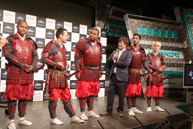 ハーフ芸人らが、真っ赤なよろい姿で登場！『47RONIN』のブルーレイ&DVD発売イベントフォトギャラリー（6枚目）