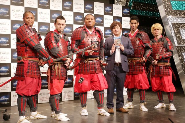 ハーフ芸人らが、真っ赤なよろい姿で登場！『47RONIN』のブルーレイ&DVD発売イベントフォトギャラリー（7枚目）