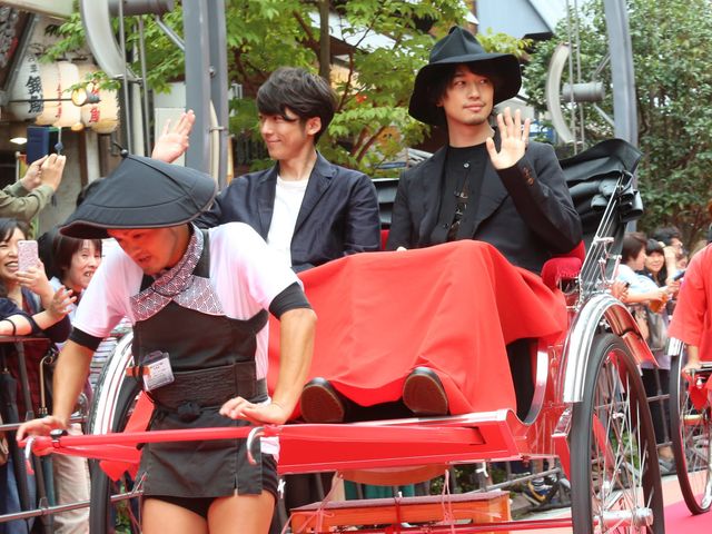 人力車に乗る高橋一生＆斎藤工！「第10回したまちコメディ映画祭in台東」レッドカーペットイベント＆オープニングセレモニーが：フォトギャラリー