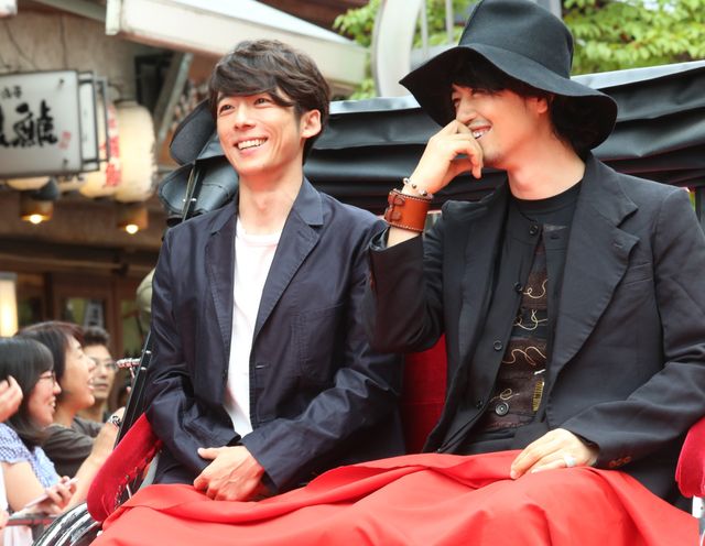 人力車に乗る高橋一生＆斎藤工！「第10回したまちコメディ映画祭in台東」レッドカーペットイベント＆オープニングセレモニーが（2枚目）