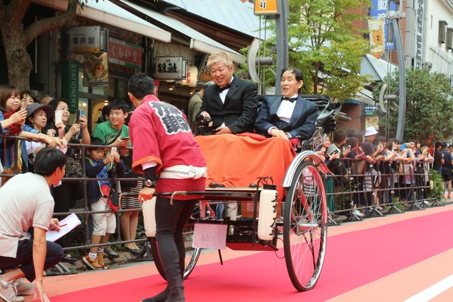 人力車に乗る高橋一生＆斎藤工！「第10回したまちコメディ映画祭in台東」レッドカーペットイベント＆オープニングセレモニーが（5枚目）