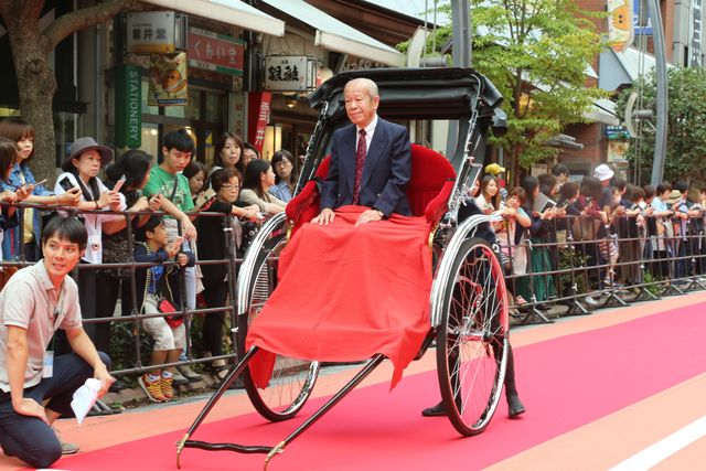 人力車に乗る高橋一生＆斎藤工！「第10回したまちコメディ映画祭in台東」レッドカーペットイベント＆オープニングセレモニーが（8枚目）
