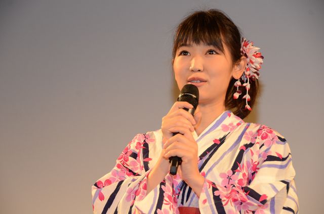 監督、見て？間宮夕貴、現場でバスローブをはだけ…『屋根裏の散歩者』イベントギャラリー（2枚目）