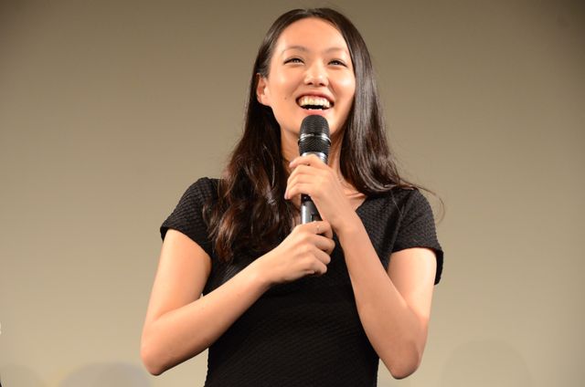 監督、見て？間宮夕貴、現場でバスローブをはだけ…『屋根裏の散歩者』イベントギャラリー（11枚目）