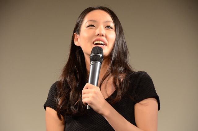 監督、見て？間宮夕貴、現場でバスローブをはだけ…『屋根裏の散歩者』イベントギャラリー（12枚目）