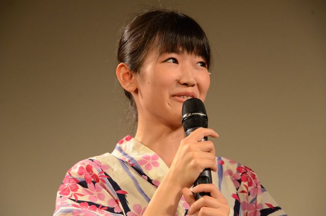 監督、見て？間宮夕貴、現場でバスローブをはだけ…『屋根裏の散歩者』イベントギャラリー（13枚目）