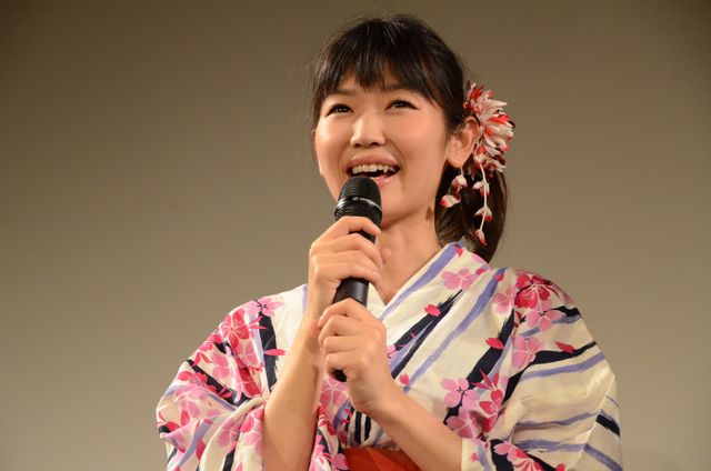 監督、見て？間宮夕貴、現場でバスローブをはだけ…『屋根裏の散歩者』イベントギャラリー（14枚目）