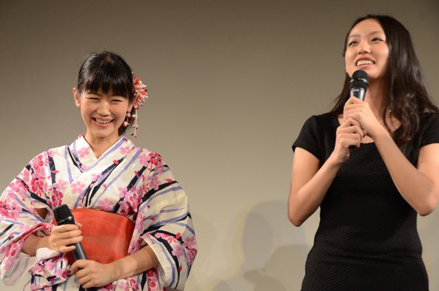 監督、見て？間宮夕貴、現場でバスローブをはだけ…『屋根裏の散歩者』イベントギャラリー（20枚目）