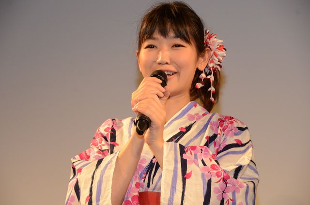 監督、見て？間宮夕貴、現場でバスローブをはだけ…『屋根裏の散歩者』イベントギャラリー（28枚目）