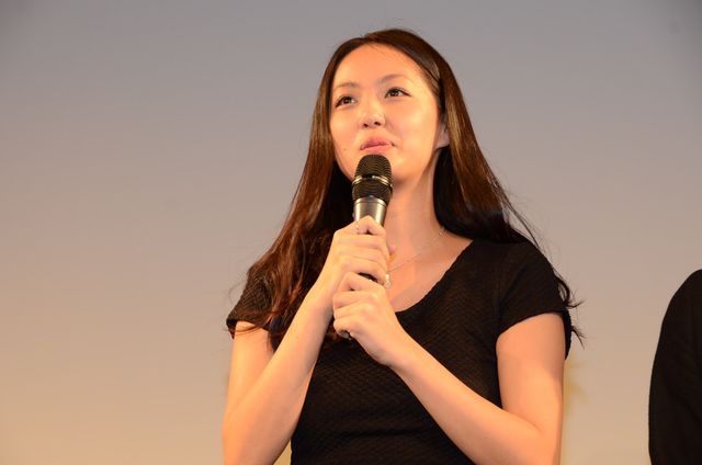 監督、見て？間宮夕貴、現場でバスローブをはだけ…『屋根裏の散歩者』イベントギャラリー（29枚目）