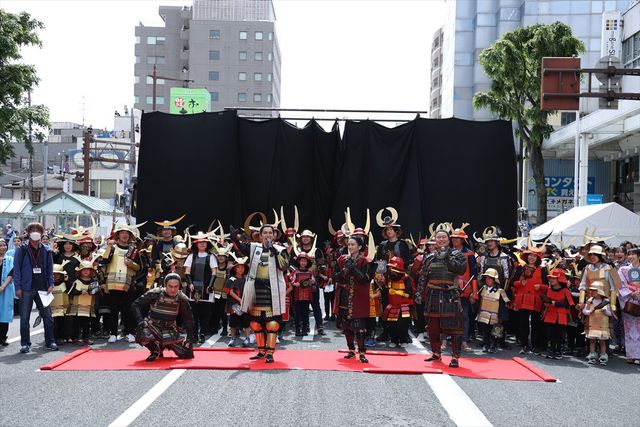 松本潤、板垣李光人ら乗馬で登場！「浜松まつり」家康公騎馬武者行列の模様：フォトギャラリー