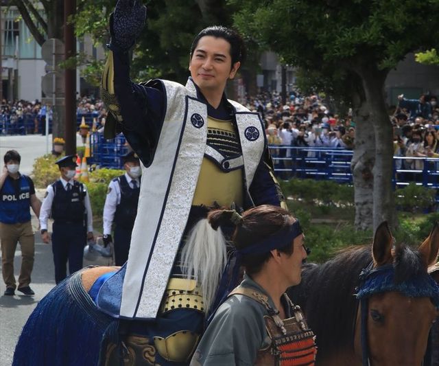 松本潤、板垣李光人ら乗馬で登場！「浜松まつり」家康公騎馬武者行列の模様（2枚目）