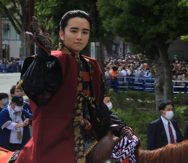 松本潤、板垣李光人ら乗馬で登場！「浜松まつり」家康公騎馬武者行列の模様（4枚目）