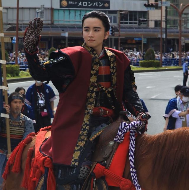 松本潤、板垣李光人ら乗馬で登場！「浜松まつり」家康公騎馬武者行列の模様（6枚目）
