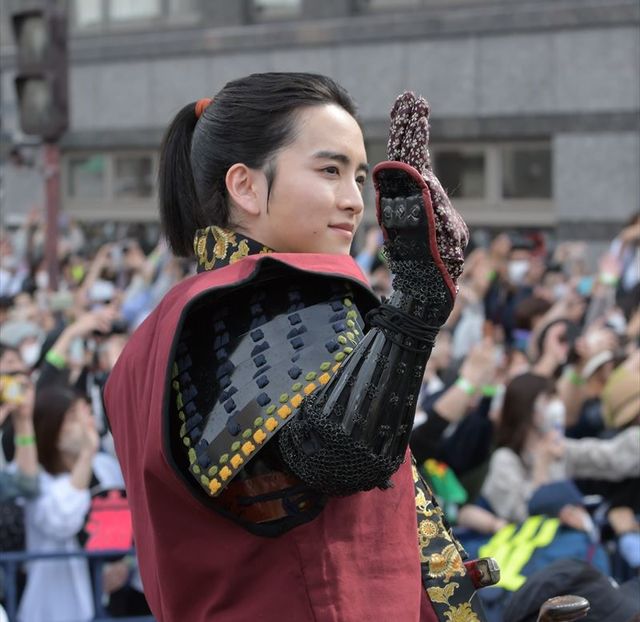 松本潤、板垣李光人ら乗馬で登場！「浜松まつり」家康公騎馬武者行列の模様（7枚目）