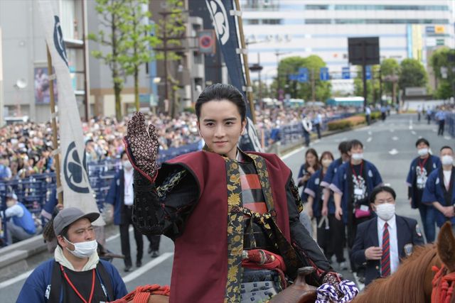 松本潤、板垣李光人ら乗馬で登場！「浜松まつり」家康公騎馬武者行列の模様（8枚目）