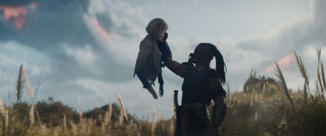 半身の少女アンドロイドがバディに…？『プレデター：バッドランド』場面写真：フォトギャラリー