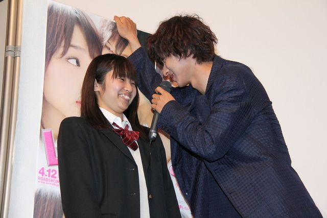 近い！山崎賢人が女性ファンに“壁ドン”フォトギャラリー：フォトギャラリー