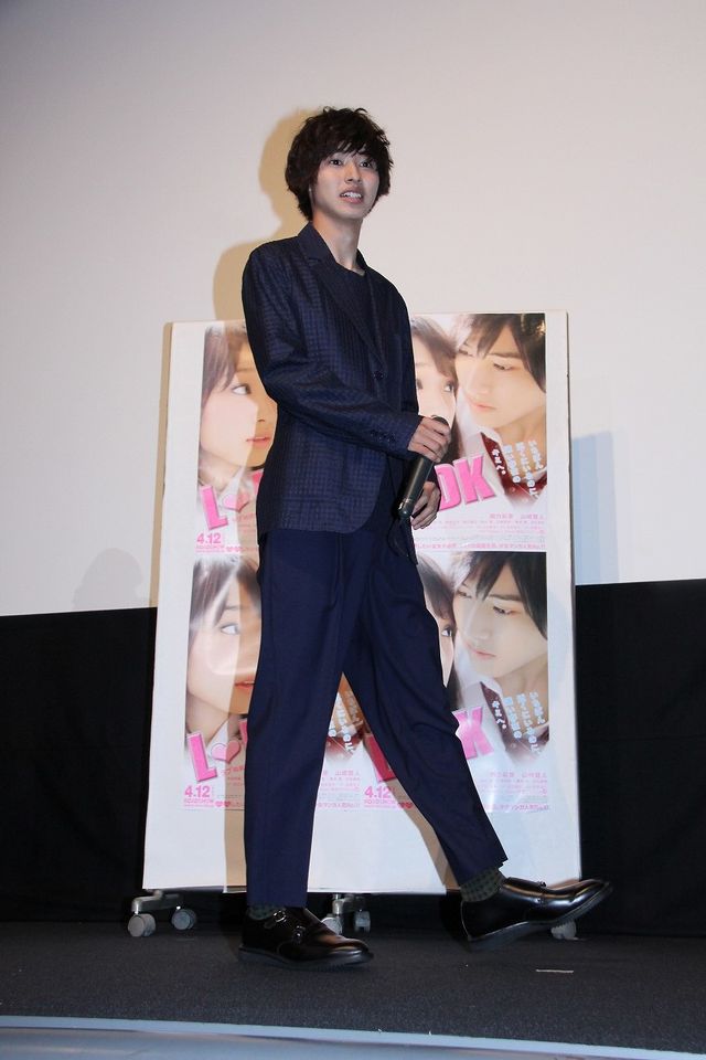 近い！山崎賢人が女性ファンに“壁ドン”フォトギャラリー（2枚目）