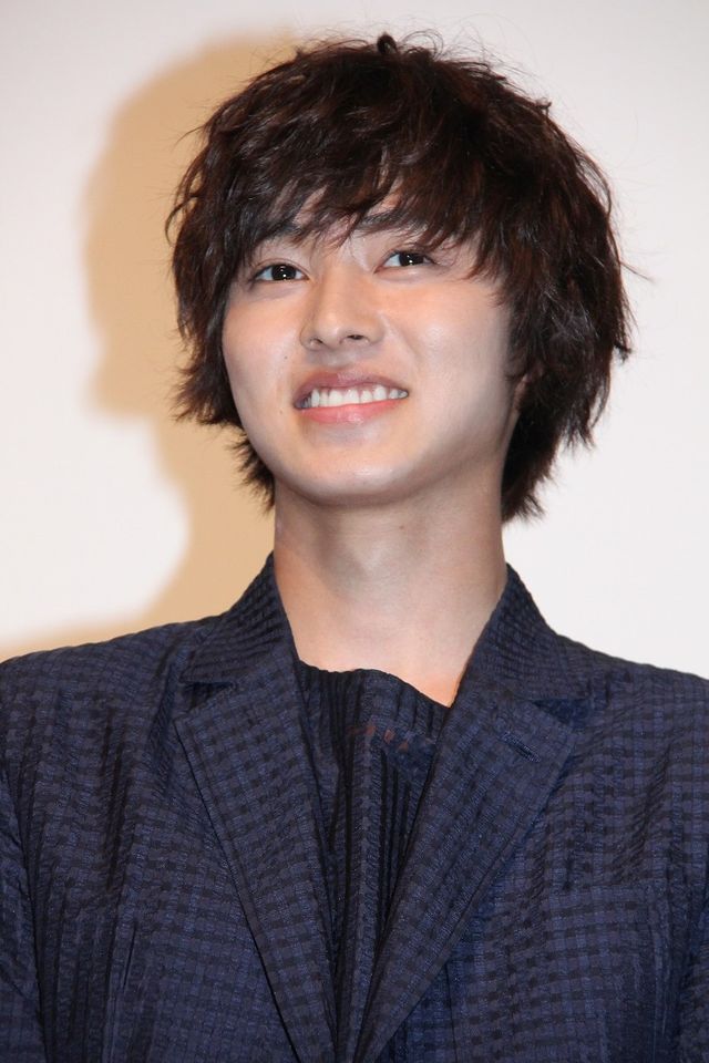 近い！山崎賢人が女性ファンに“壁ドン”フォトギャラリー（3枚目）