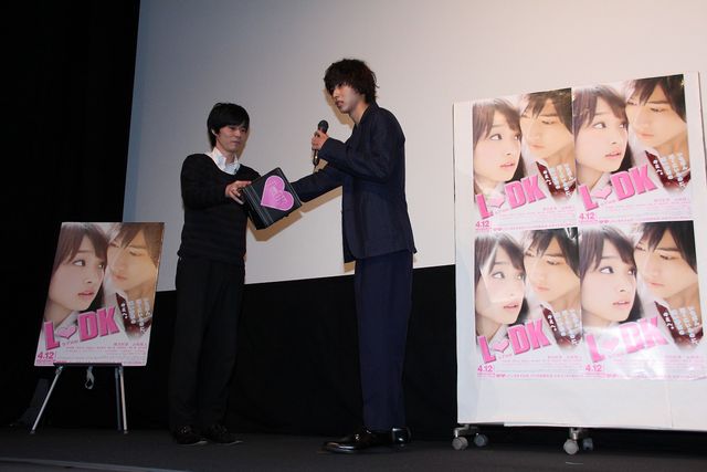 近い！山崎賢人が女性ファンに“壁ドン”フォトギャラリー（4枚目）