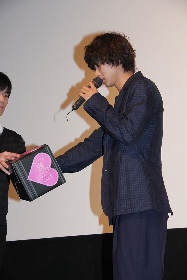 近い！山崎賢人が女性ファンに“壁ドン”フォトギャラリー（5枚目）