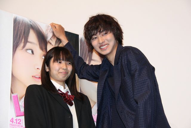 近い！山崎賢人が女性ファンに“壁ドン”フォトギャラリー（6枚目）