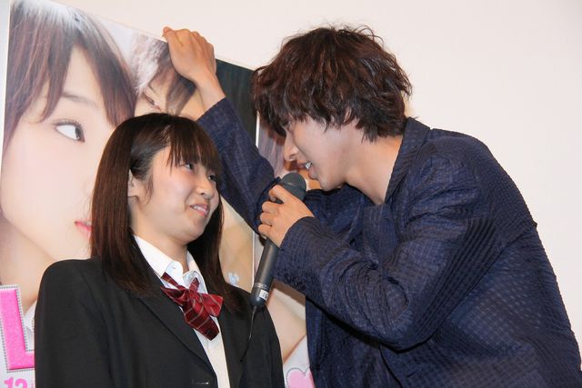 近い！山崎賢人が女性ファンに“壁ドン”フォトギャラリー（9枚目）