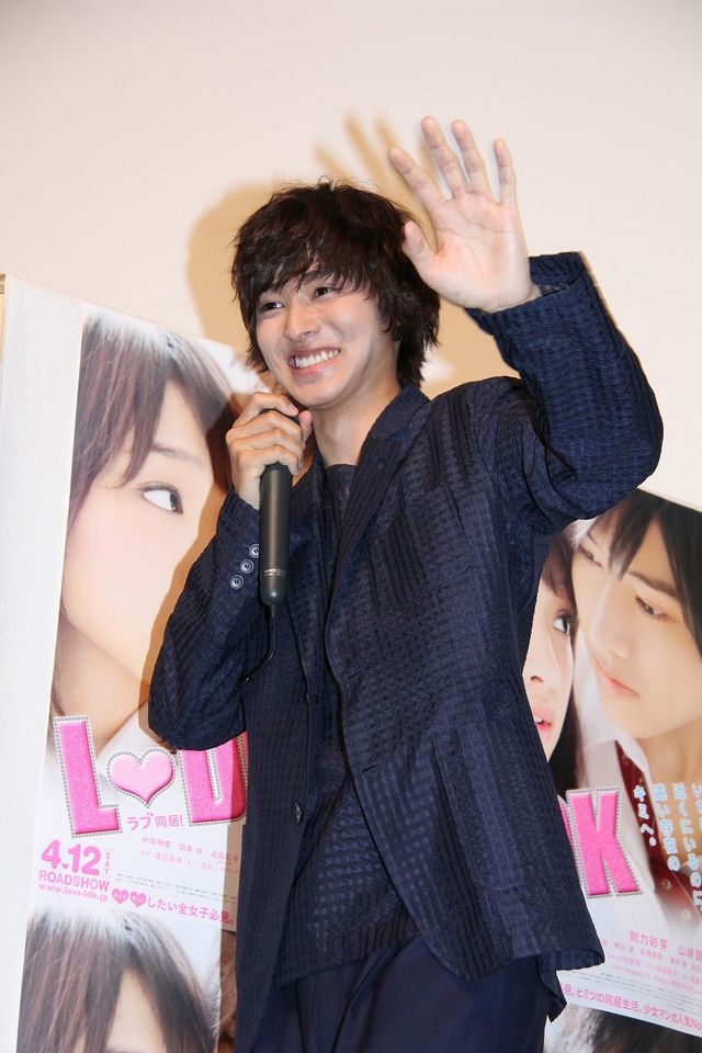 近い！山崎賢人が女性ファンに“壁ドン”フォトギャラリー（11枚目）