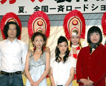 写真左から豊川悦司、松雪泰子、蒼井優、しずちゃんとフラガールの皆さん