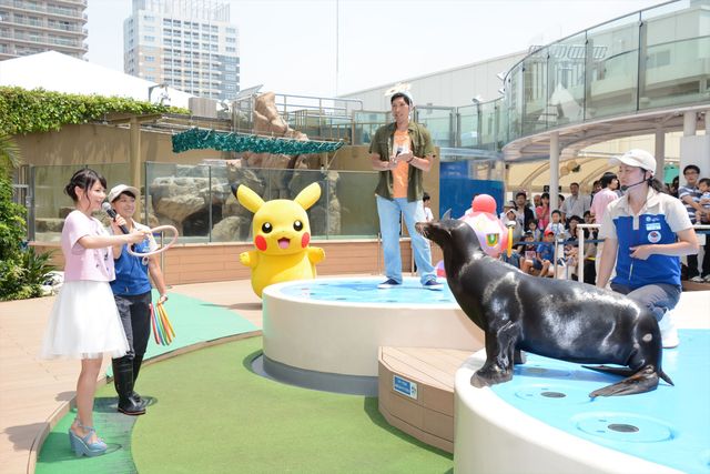 篠原信一がアシカと輪投げ対決！「夏休みポケモンカーニバル」フォトギャラリー：フォトギャラリー